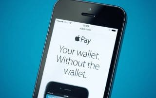 Celular mostrando propaganda da Apple Pay