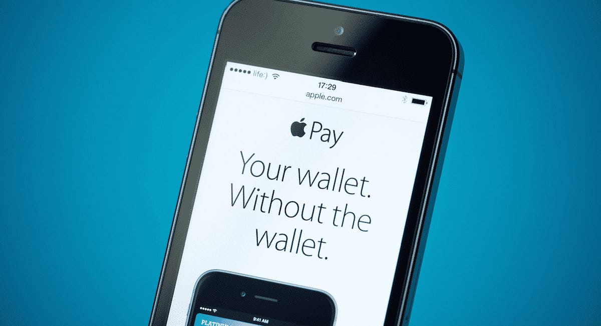 Celular mostrando propaganda da Apple Pay