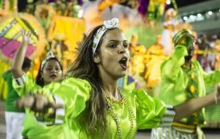 Passista de escola de samba dançando na Sapucaí
