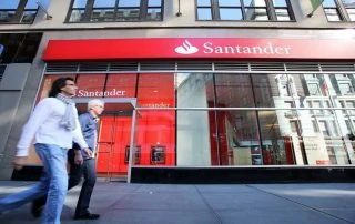 HOmem passando em frente ao Banco Santander