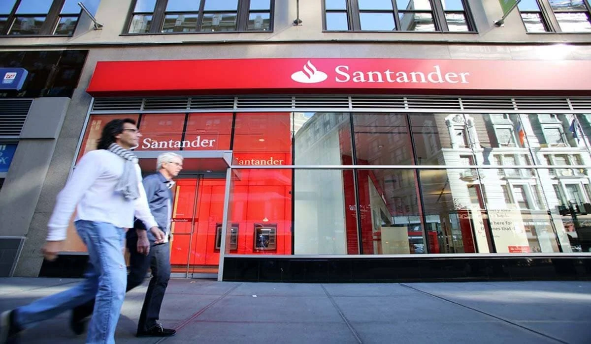 HOmem passando em frente ao Banco Santander