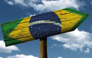 Seta de direção na estrada pintada com bandeira do Brasil