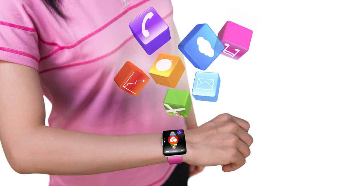 Mulher com smartwatch saindo ilustrações diversas