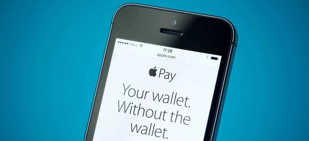 Celular mostrando Apple Pay