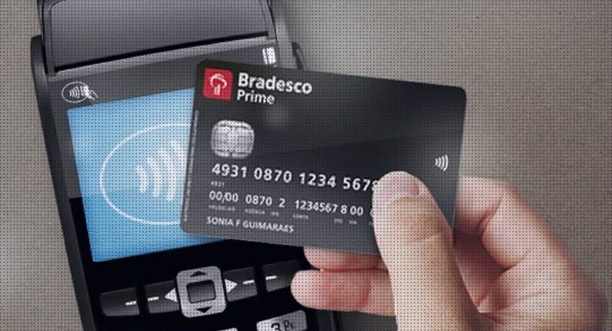 Mão passando cartão via NFC em máquina