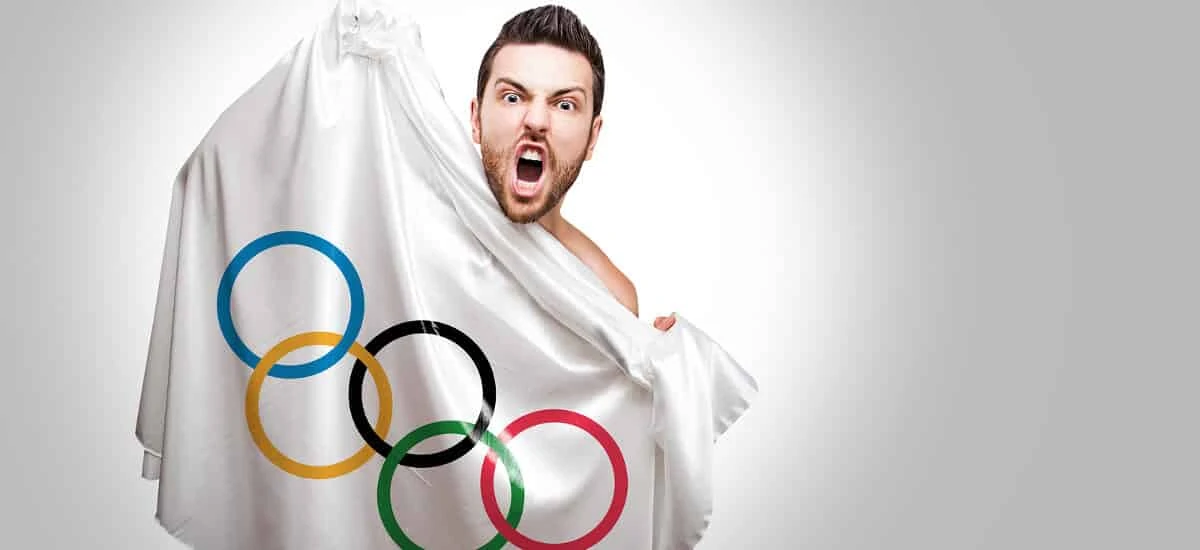 Homem mostrando bandeira olímpica