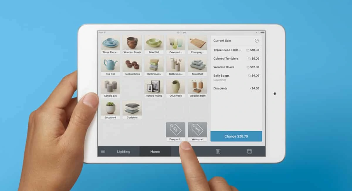 Mãos mostrando tablet com app Square Register