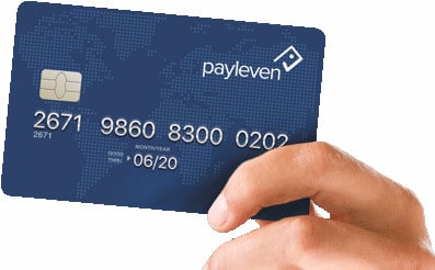 Mão segurando cartão pré-pago Payleven