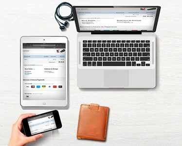 Tablet, celular e laptop mostrando app Bcash