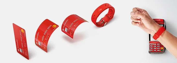 Cartão Santander transformando-se em pulseira em um braço sobre máquina de cartão