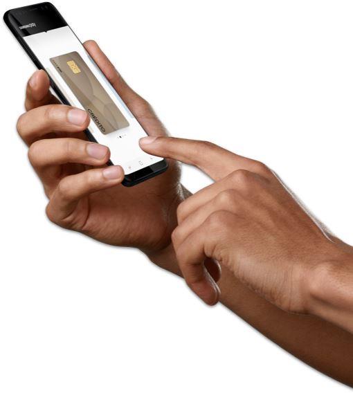 Pessoa colocando o dedo no celular para reconhecimento da impressão digital para autorizar compra com o Samsung Pay