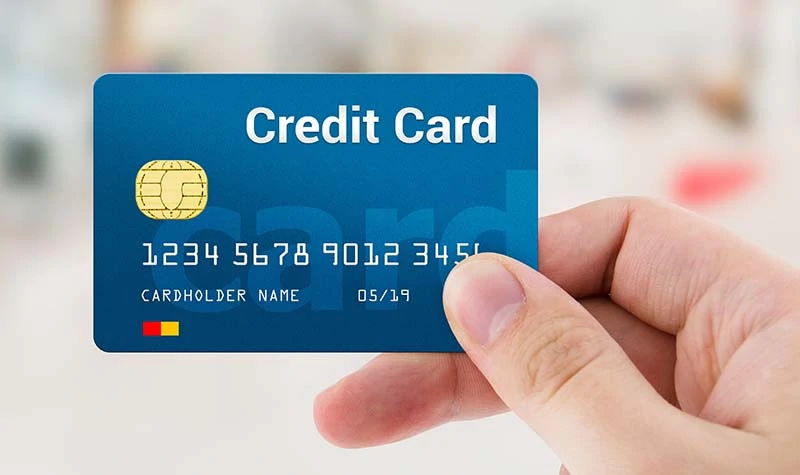 Ilustração mostrando mão segurando cartão de crédito