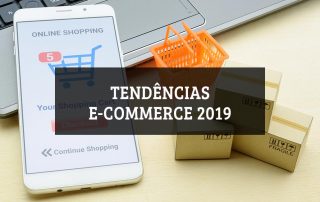 Celular mostrando compras online e texto dizendo Tendências ecommerce 2019