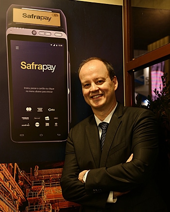 Ilustração do superintendente do Banco Safra Gustavo Gomes ao lado de uma foto de uma maquininha SafraPay