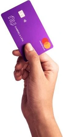 Ilustração mostrando mão segurando cartão de crédito do Nubank