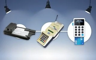 Ilustração com fundo azul de três tipos de terminais de pagamento eletrônico