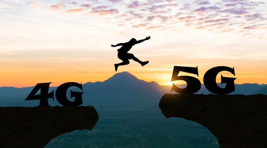 Pessoa saltando de uma montanha com escultura escrita 4G para outra com 5G