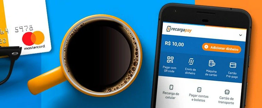 Celular mostrando app RecargaPay ao lado de cartão pré-pago e xícara de café