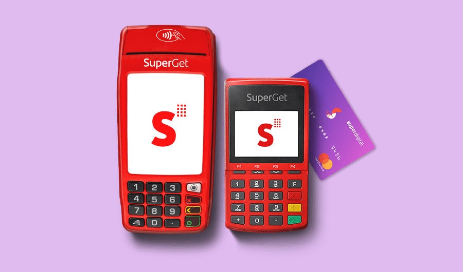 Ilustração em fundo roxo das maquininhas SuperGet com Bobina e Superget com Chip ao lado do cartão pré-pago