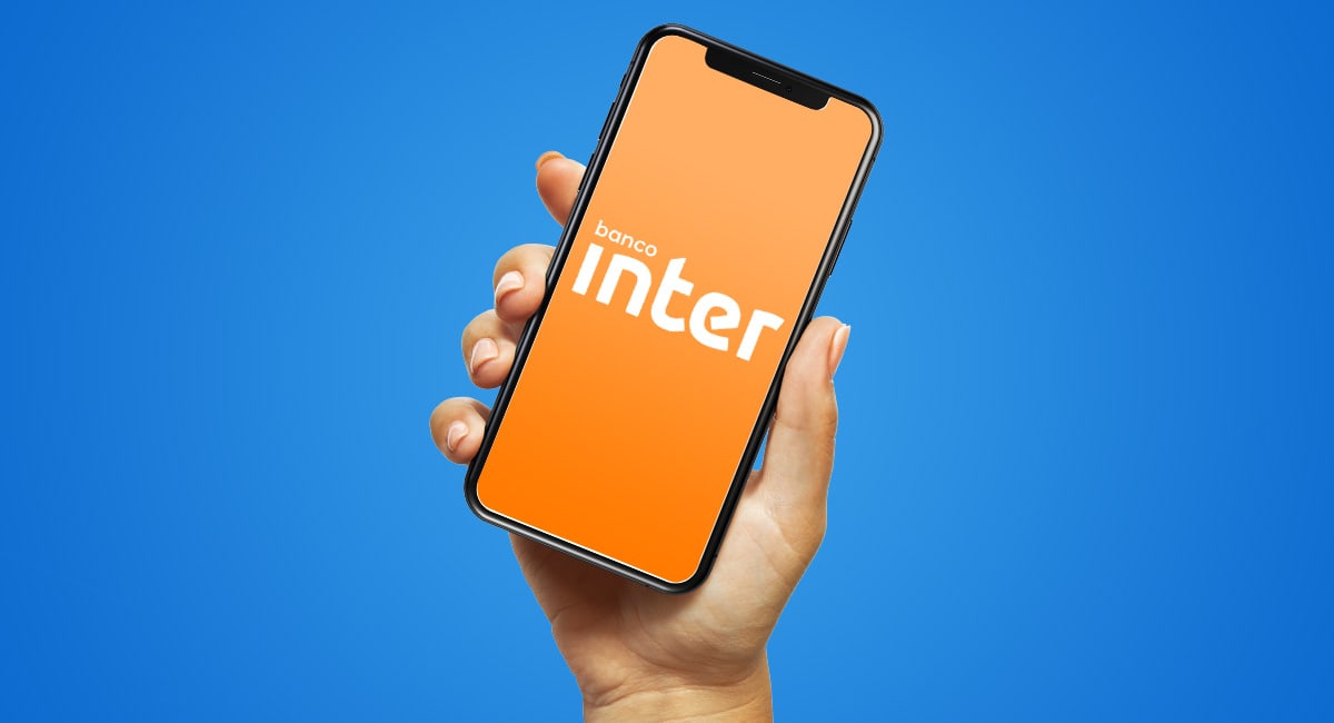 celular mostrando logo do Banco Inter sob fundo azul
