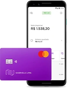 Celular mostrando aplicativo Nubank ao lado do cartão de débito