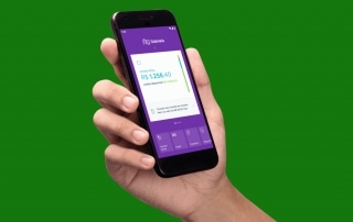 Mão segundo celular com app Nubank