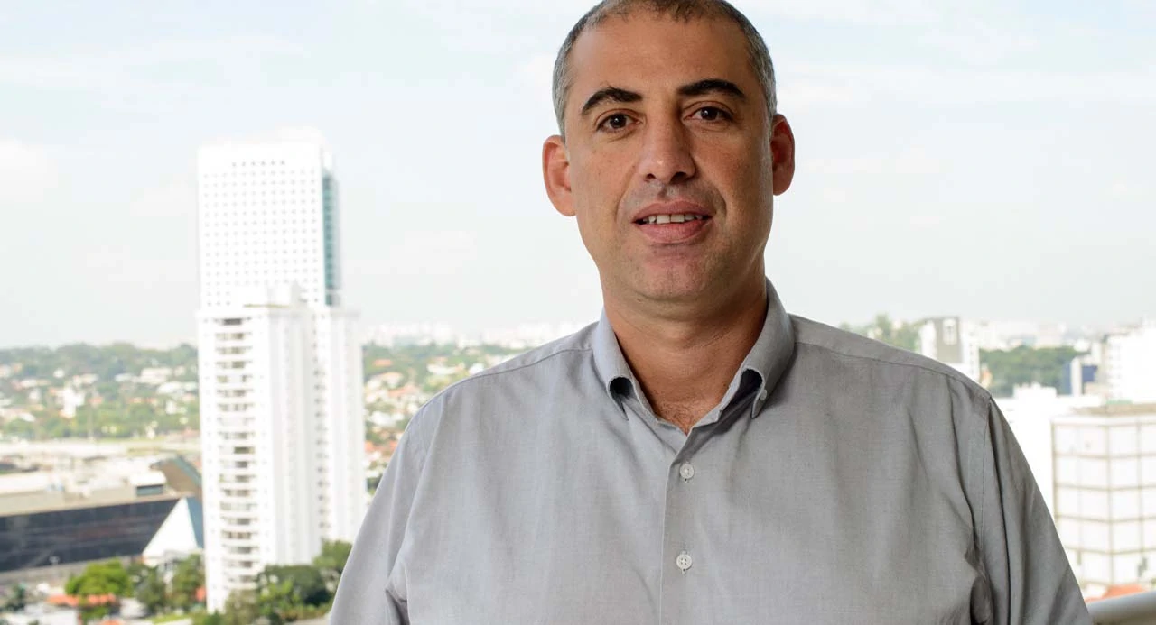 Robson Campos CEO Acqio com os prédios de Sâo Paulo ao fundo