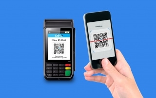 Máquina Cielo Flash aceitando pagamento via QR Code por meio de um celular
