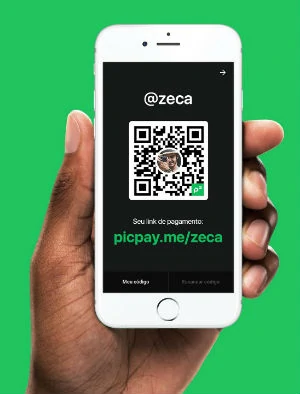 Mão segurando celular com tela mostrando QR code no app PicPay