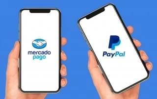 Celulares com logo Mercado Pago e PayPal na tela