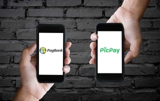Dois celulares com as logos do PicPay e PagBank