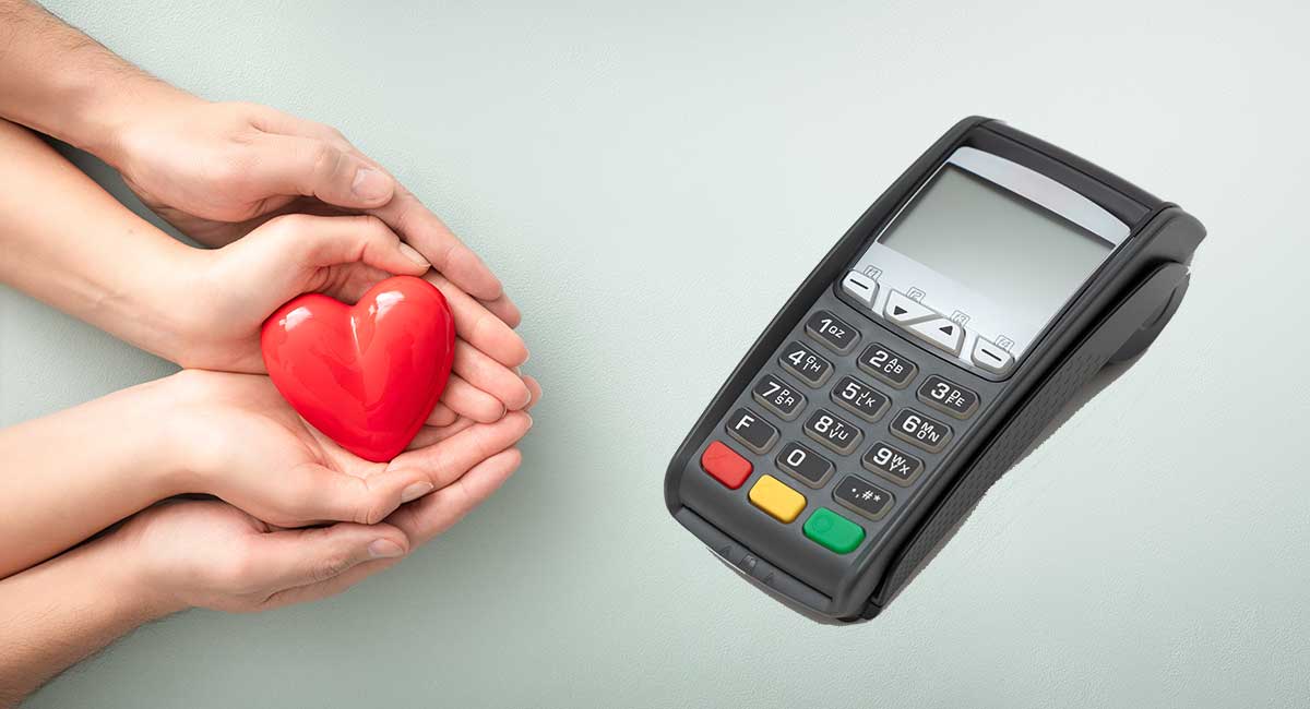 Mãos oferecendo coração ao lado de máquina de cartão