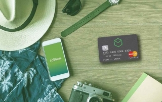 Celular com logo do banco Original e cartão de débito e crédito
