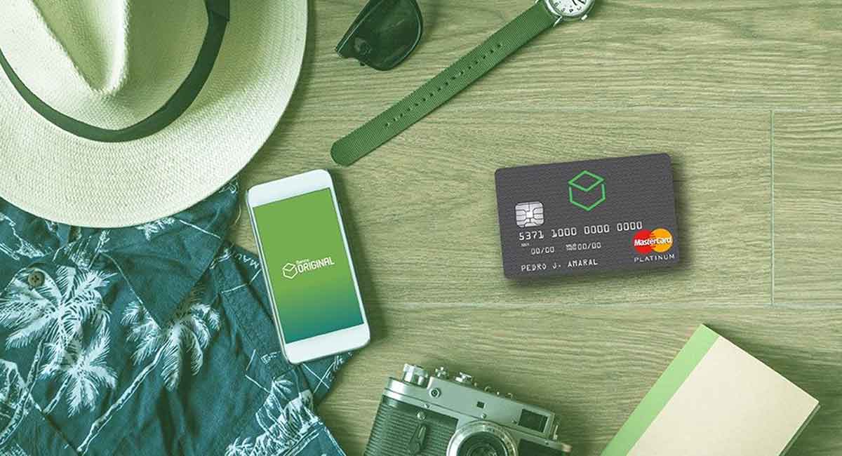 Celular com logo do banco Original e cartão de débito e crédito