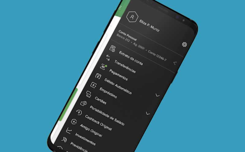 Celular com menu do app Banco Original