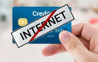 Cartão de crédito com placa mostrando que não há internet