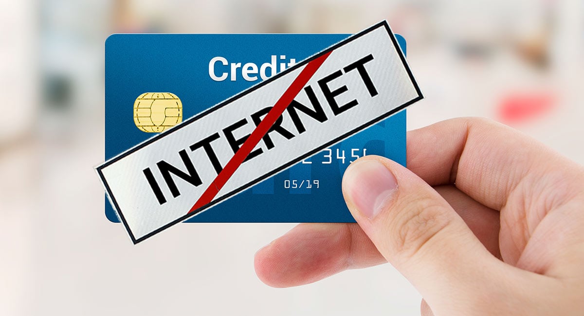 Cartão de crédito com placa mostrando que não há internet