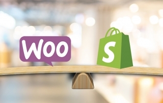 WooCommerce para Word`Press e Shopify logos sobre uma balança