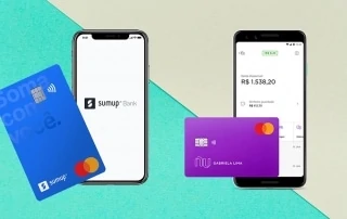 Cartão e Celular com logos SumUp Bank e PagBank