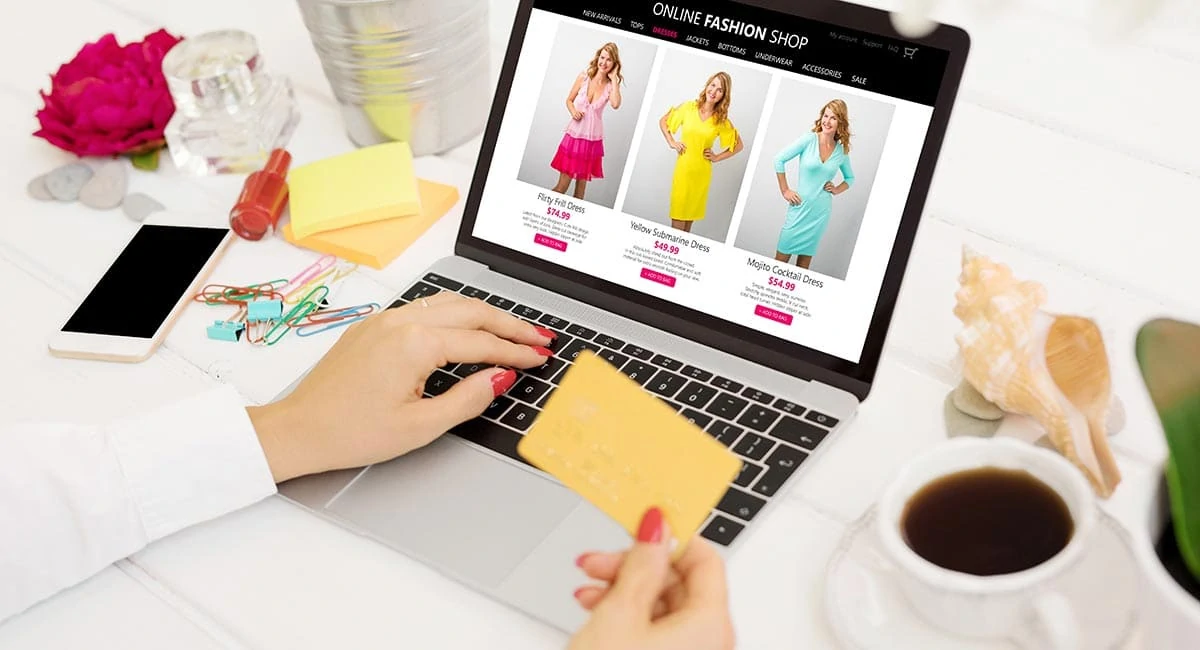 Loja virtual de roupas no laptop