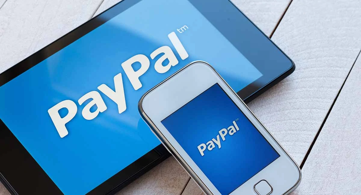 Logo PayPal em celular e tablet