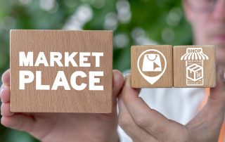 Palavra marketplace em bloco com símbolos de loja virtual