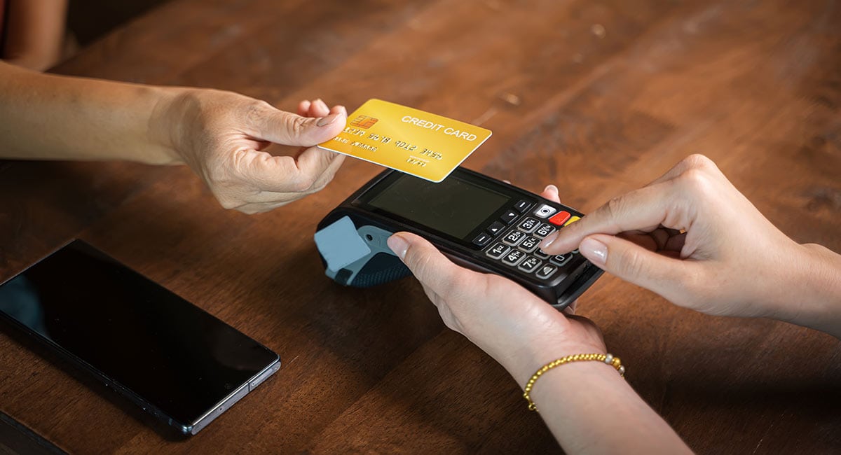 Máquina de cartão recebendo pagamento