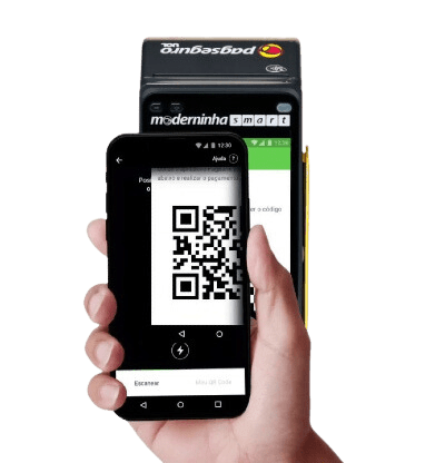 Celular lendo QR Code na Moderninha Smart