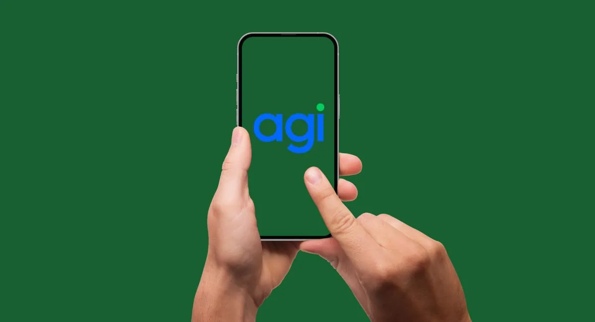 Mãos segurando o celular com logo Agi