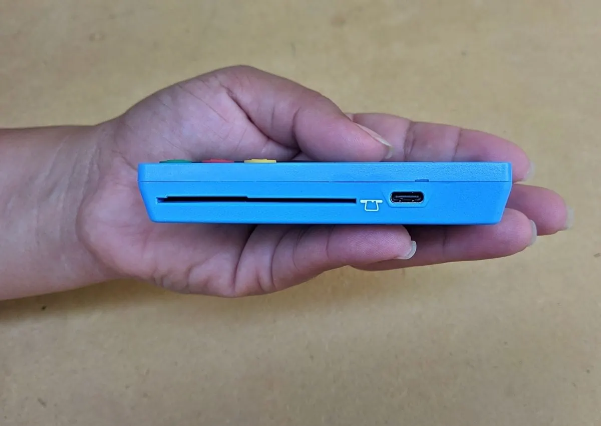 Lateral da Mercado Pago Point Mini NFC para entrada do cartão de chip e do cabo USB